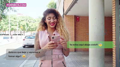 Soție infidelă pe cale să și-o tragă tare cu amantul ei tânăr în timp ce soțul ei lucrează. Latină cu țâțe și un fund mare. Venus Afrodita.